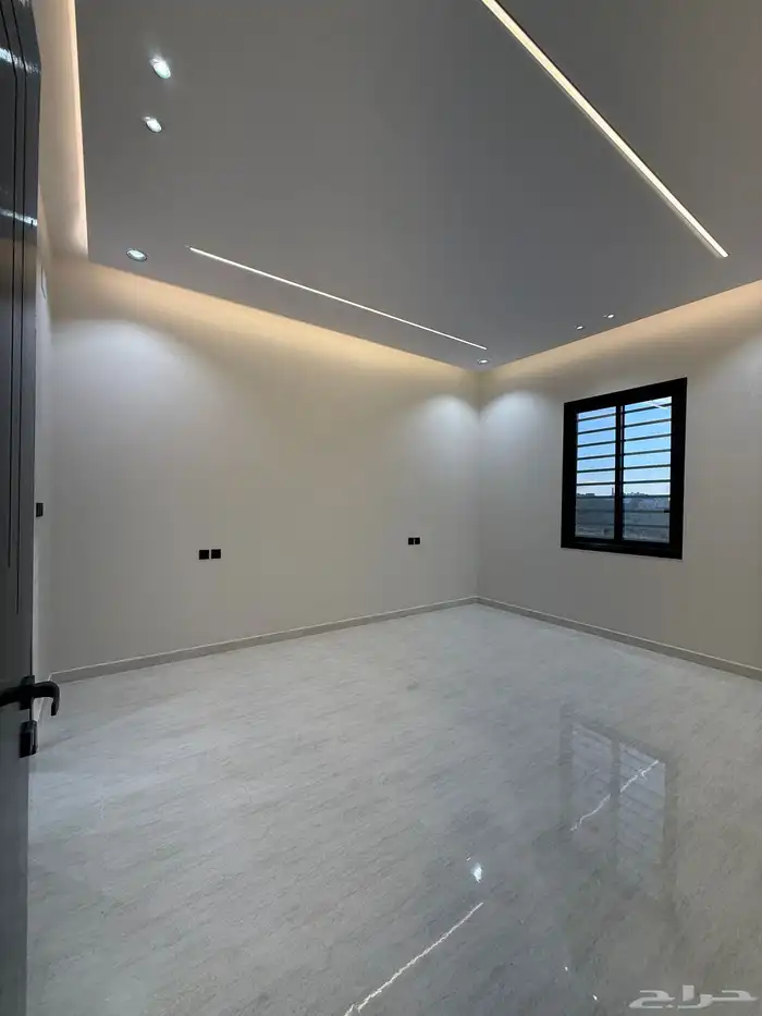 للبيع ارواف علويه بملحق وشقق ارضيه بغرفه مشب ابها حي الزهور 21