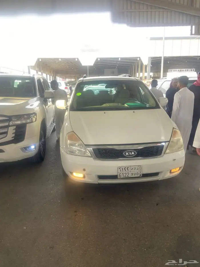 كيا كرنفال فإن سيارة عائلة 0