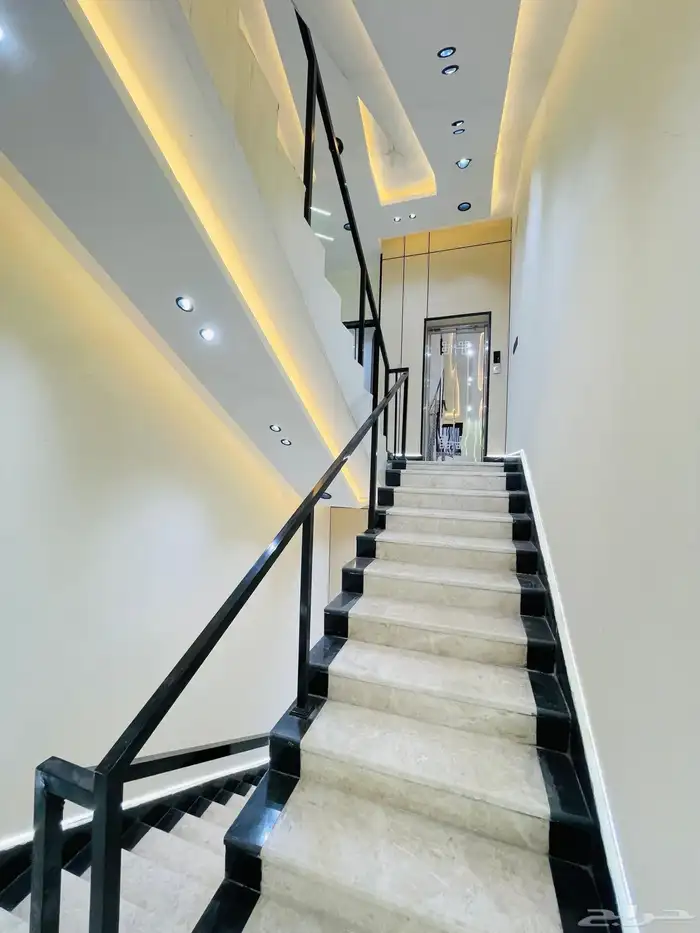 للبيع شقق تمليك علوي مع سطح موقع متميز جدا وسط الخدمات 3