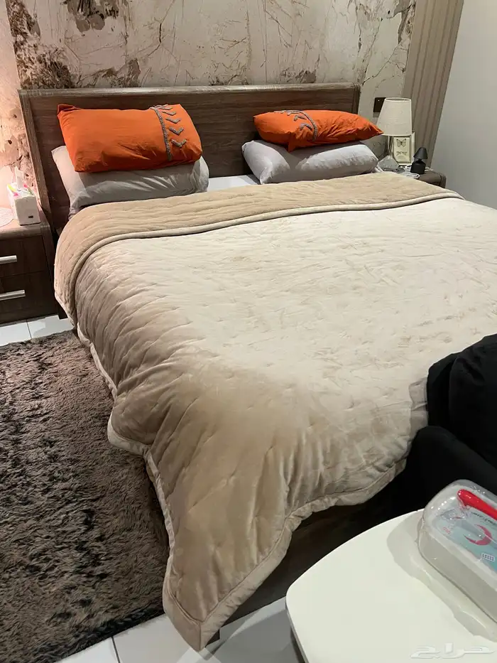 سرير خشب مقاس 180 للبيع   المرتبة 1