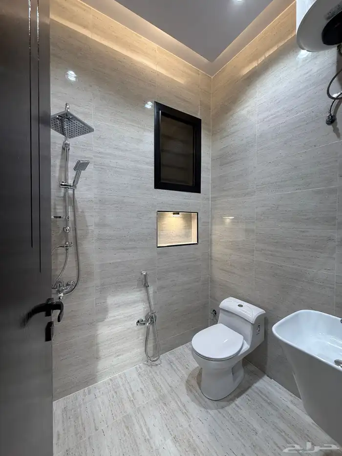 للبيع ارواف علويه بملحق وشقق ارضيه بغرفه مشب ابها حي الزهور 22