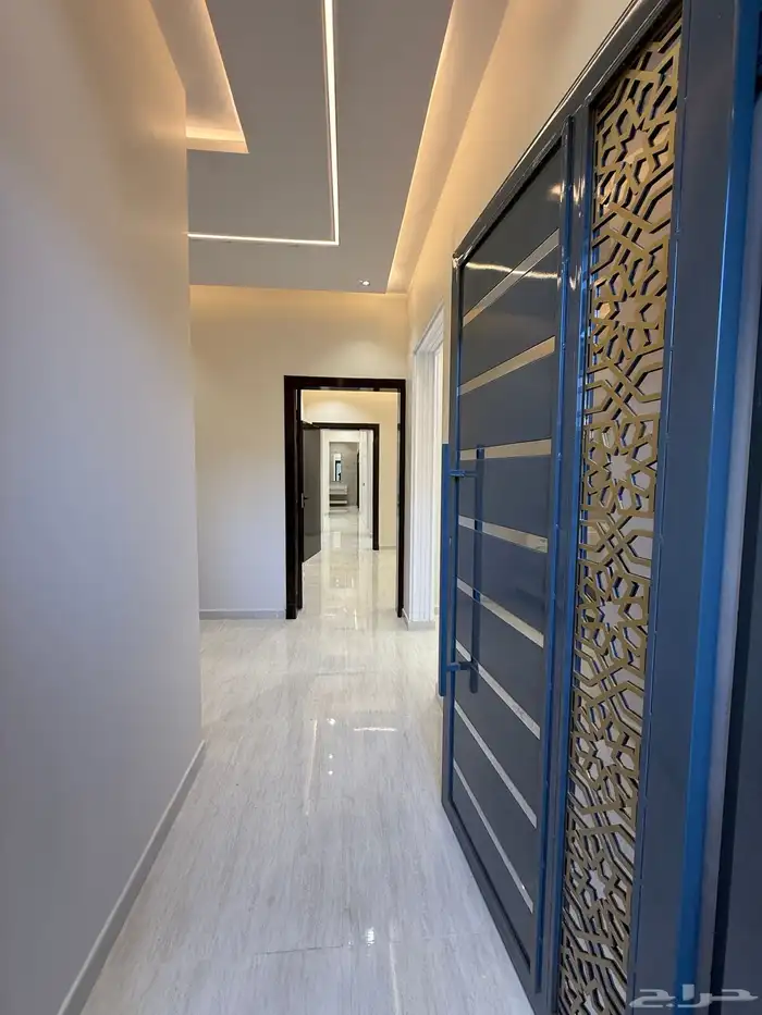 للبيع ارواف علويه بملحق وشقق ارضيه بغرفه مشب ابها حي الزهور 7