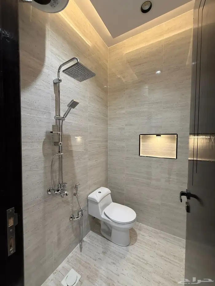 للبيع ارواف علويه بملحق وشقق ارضيه بغرفه مشب ابها حي الزهور 16