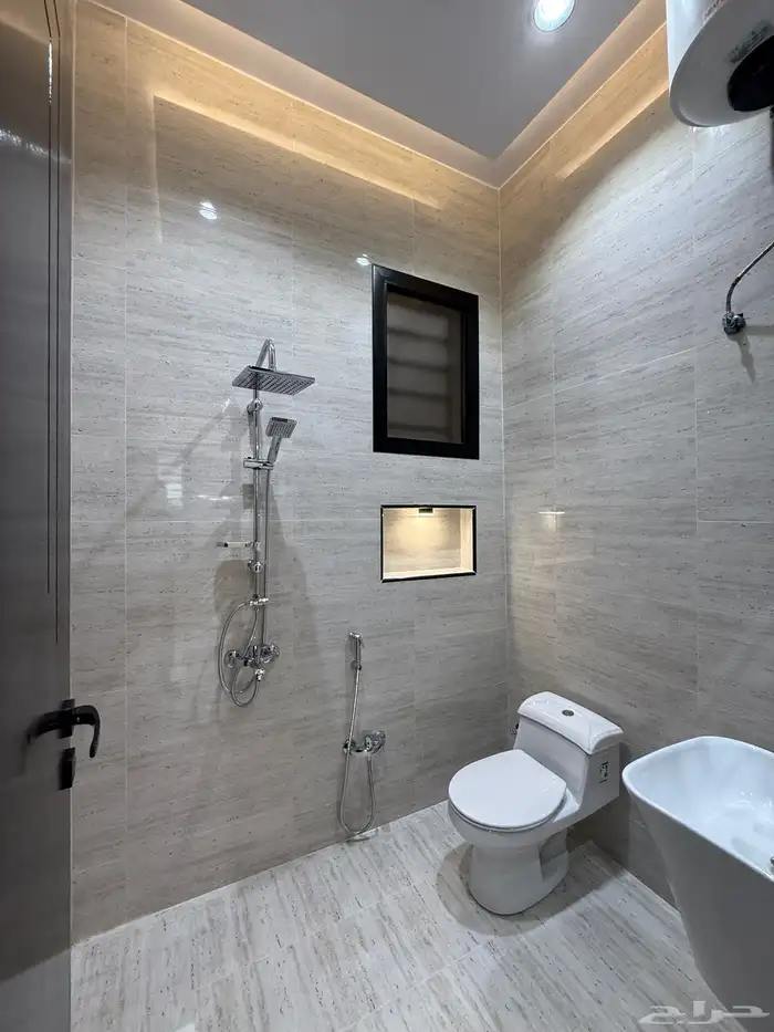 للبيع ارواف علويه بملحق وشقق ارضيه بغرفه مشب ابها حي الزهور 39