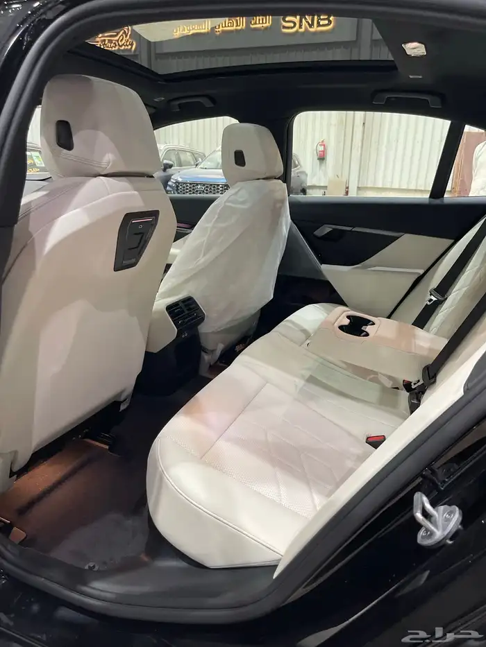 بي ام دبليو 520i Luxury اسود-اوف وايت كاش اقساط 7