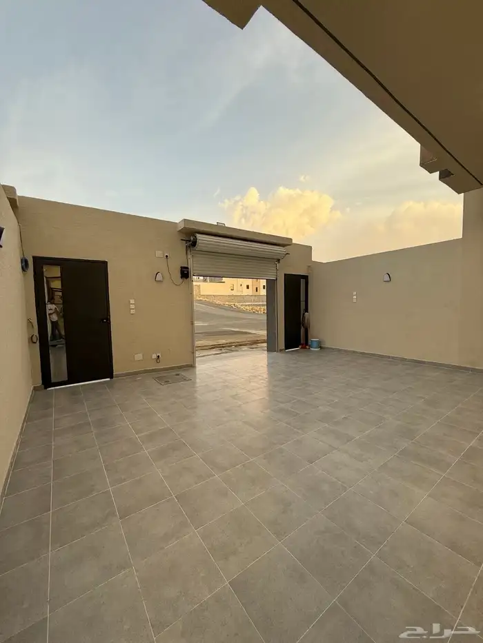 للبيع دور أرضي بحوش كبير شارع 25م قرب حديقة الزهور بالمحالة 0