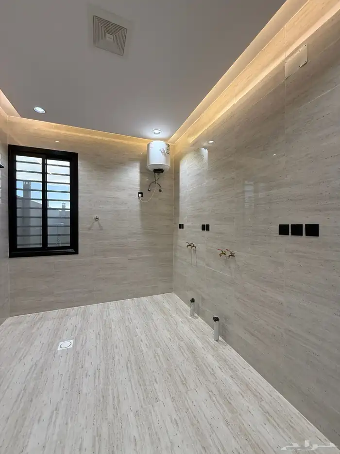 للبيع ارواف علويه بملحق وشقق ارضيه بغرفه مشب ابها حي الزهور 46