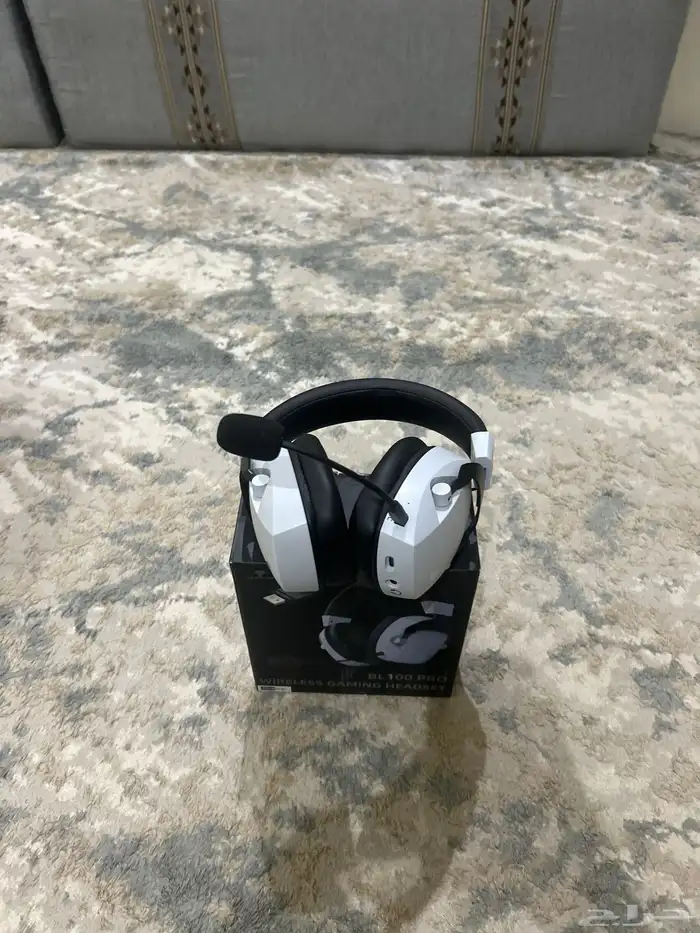 السماعه بلوتوث نضيفه بس بها عيب واحد انها تعلق ب اليد احيان 1