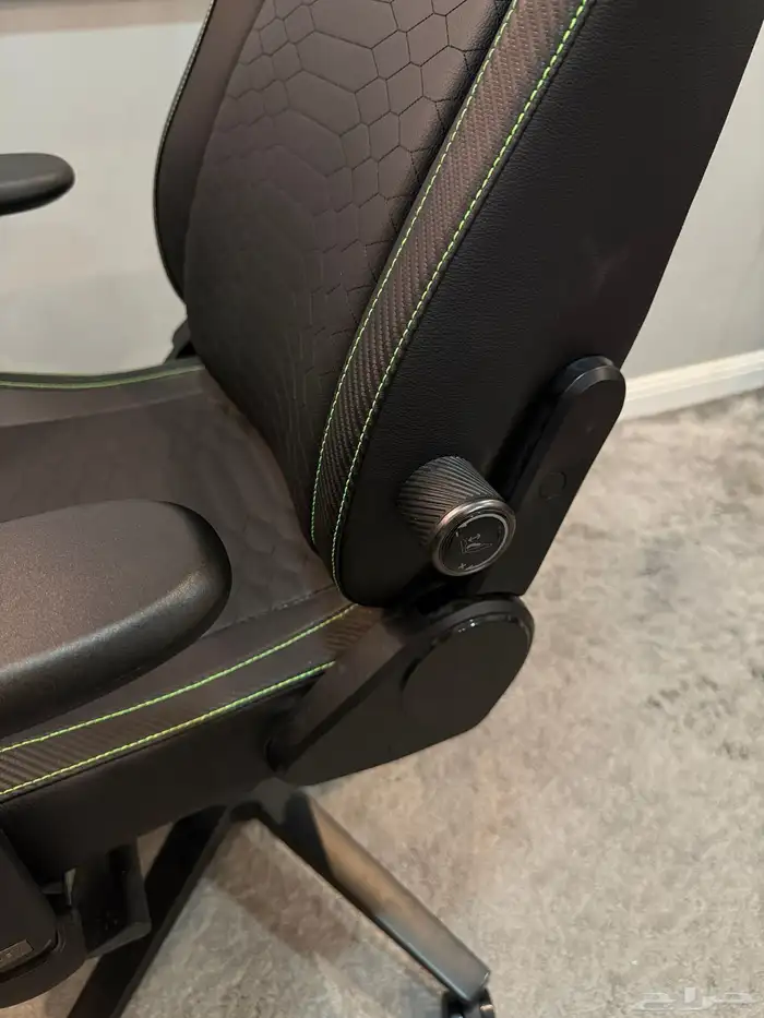 كرسي قيمينق من ريزر 8