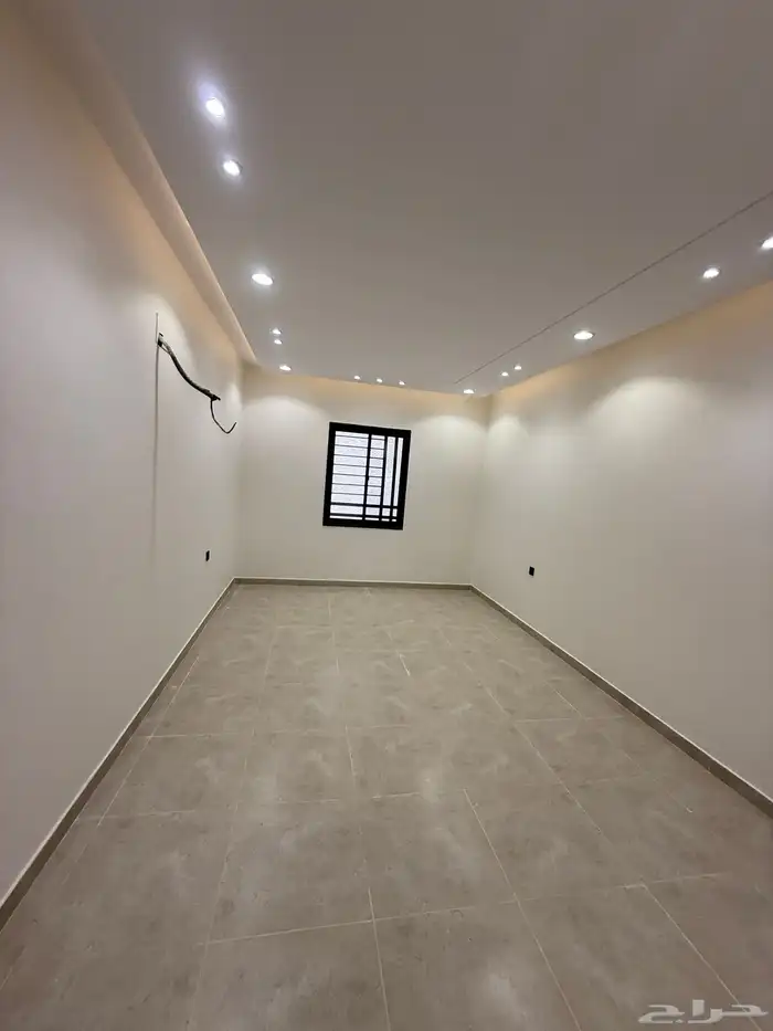 للبيع شقق علويه بمصعد جاهز وسطح خاص بحي الضيافه 5