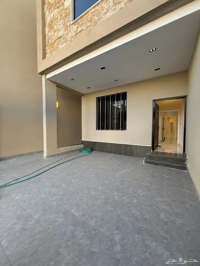 للبيع دور أرضي بحوش تصميم فخم وسعر عادل قرب باحص وضمك 4