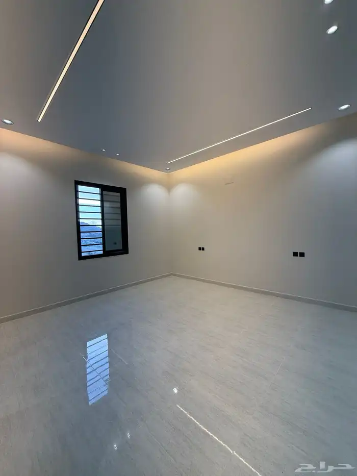 للبيع ارواف علويه بملحق وشقق ارضيه بغرفه مشب ابها حي الزهور 36