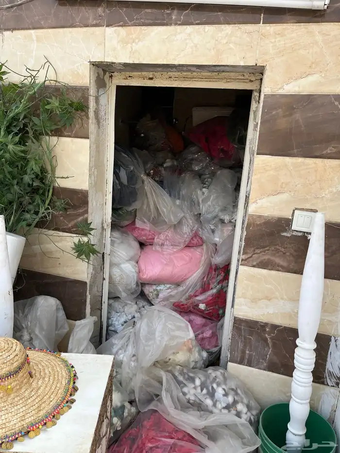 للبيع كميه كبيره من الورد صناعي بالوان واشكال متعدده 0