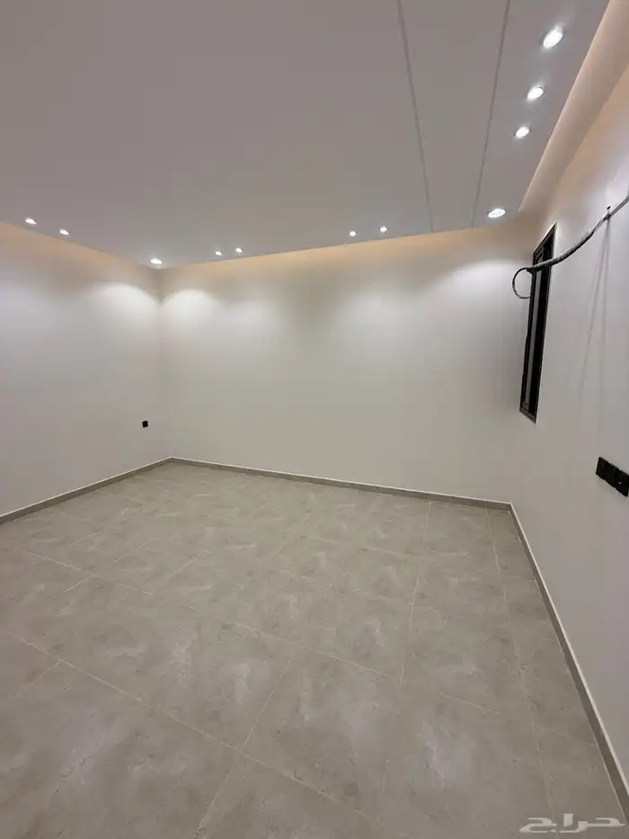 للبيع شقق علويه بمصعد جاهز وسطح خاص بحي الضيافه 15