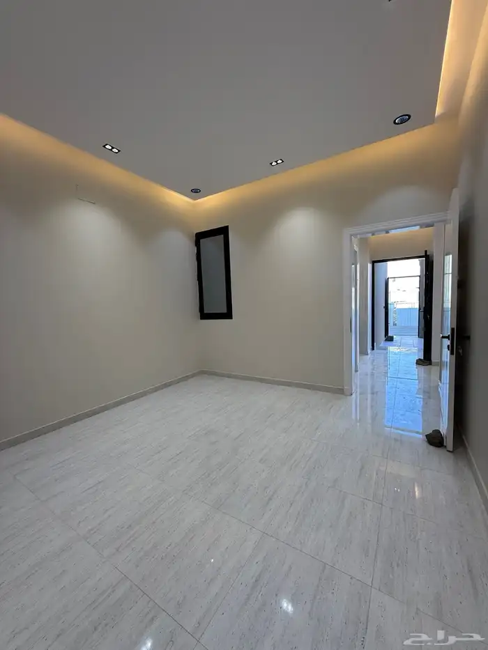 للبيع دور أرضي بحوش تصميم فخم وسعر عادل قرب باحص وضمك 10