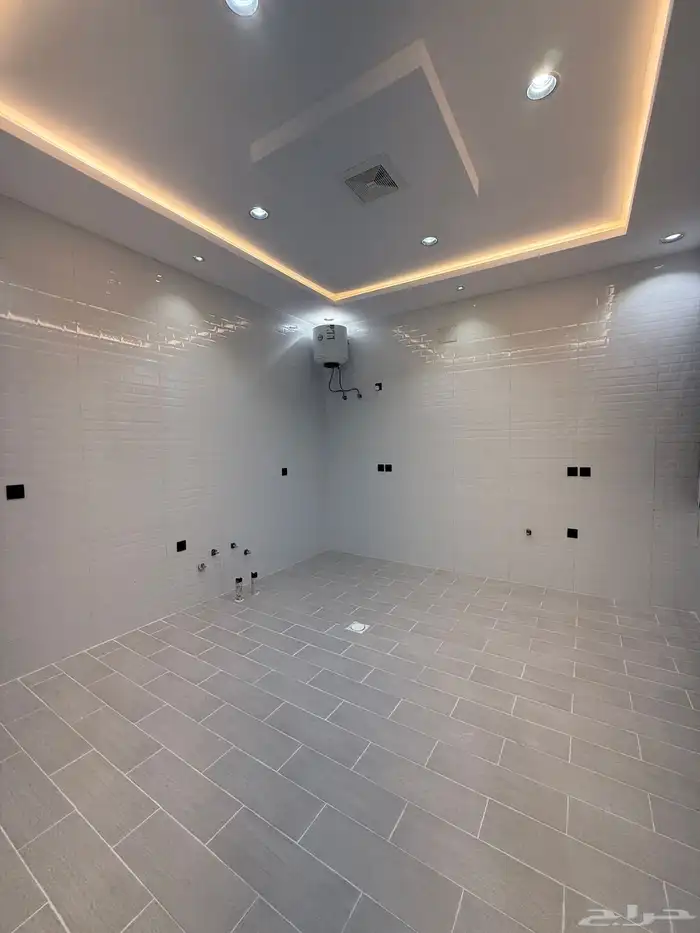 للبيع ارواف علويه بملحق وشقق ارضيه بغرفه مشب ابها حي الزهور 32