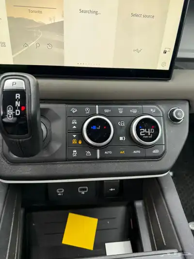 للبيع ديفندر موديل 2023 - SE شاشه كبيره وارد كندا index