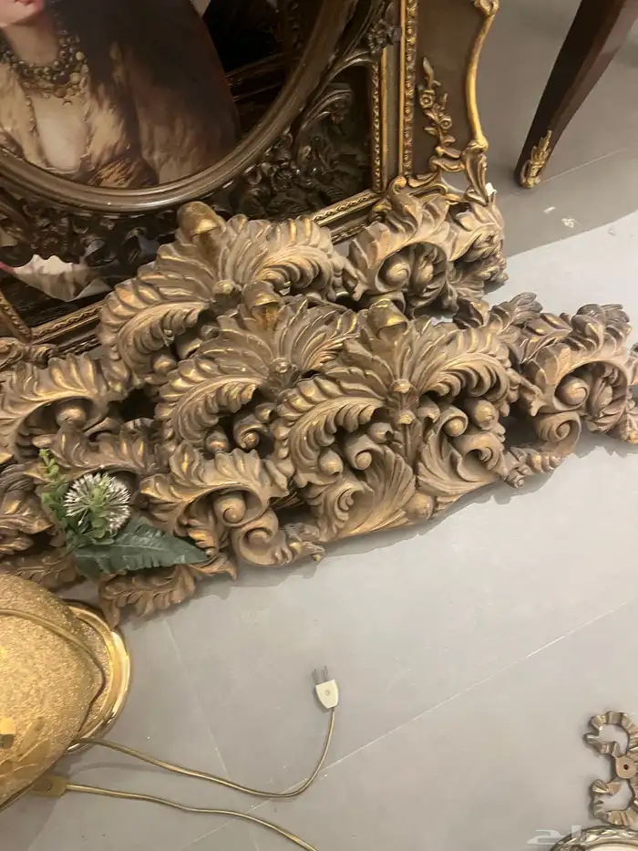 كنب امريكي اثنين وطاولات وبراويز 7