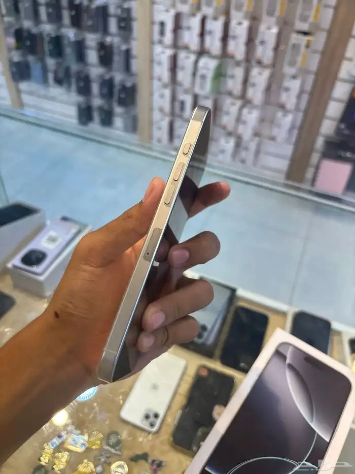 ايفون 16 برو ماكس تيتانيوم ابيض 1