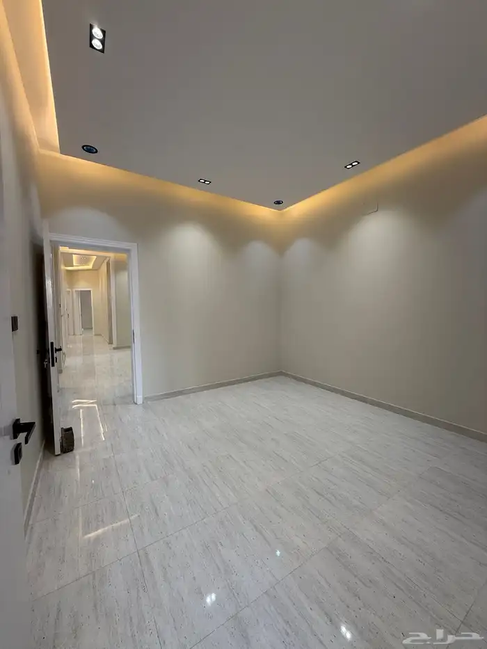 للبيع دور أرضي بحوش تصميم فخم وسعر عادل قرب باحص وضمك 9