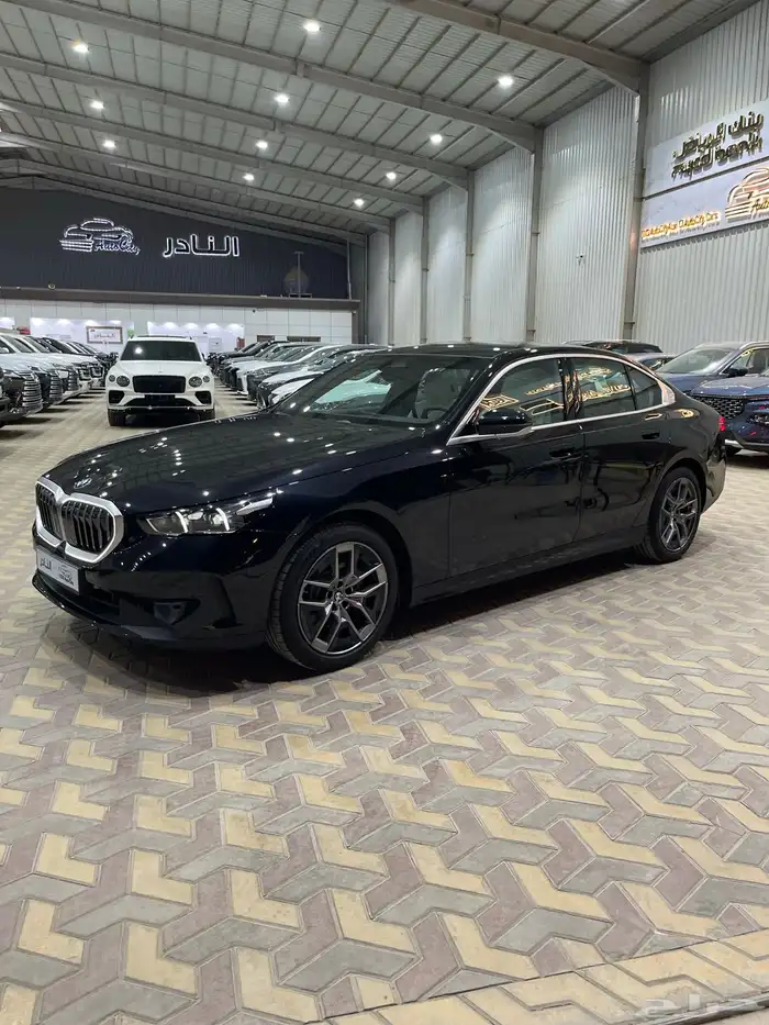 بي ام دبليو 520i Luxury اسود-اوف وايت كاش اقساط 1