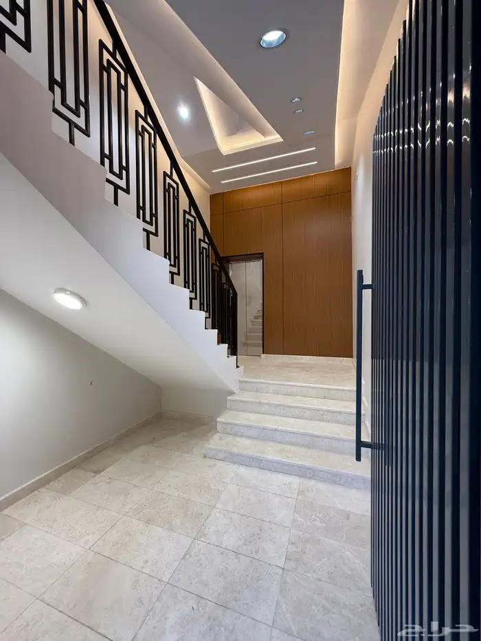 للبيع ارواف علويه بملحق وشقق ارضيه بغرفه مشب ابها حي الزهور 24