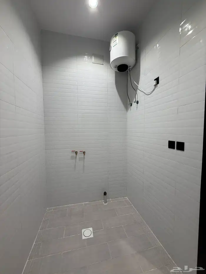 للبيع ارواف علويه بملحق وشقق ارضيه بغرفه مشب ابها حي الزهور 14