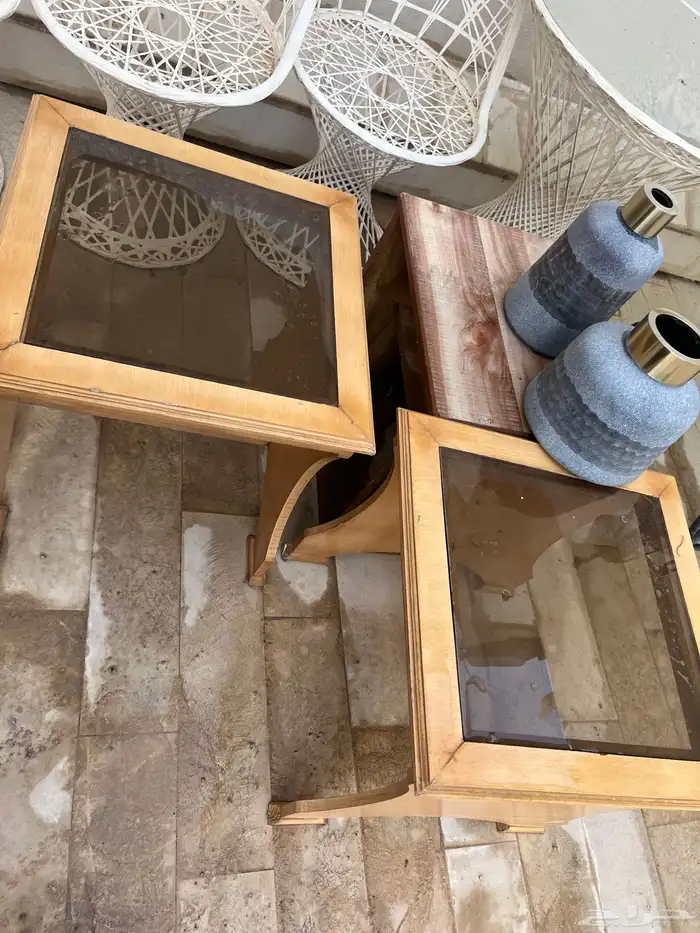 كنب امريكي اثنين وطاولات وبراويز 4