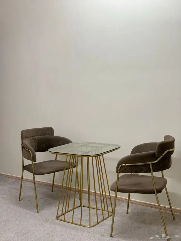 كرسي وطاولة 0