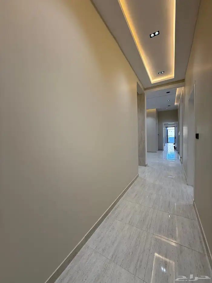 للبيع دور أرضي بحوش تصميم فخم وسعر عادل قرب باحص وضمك 23