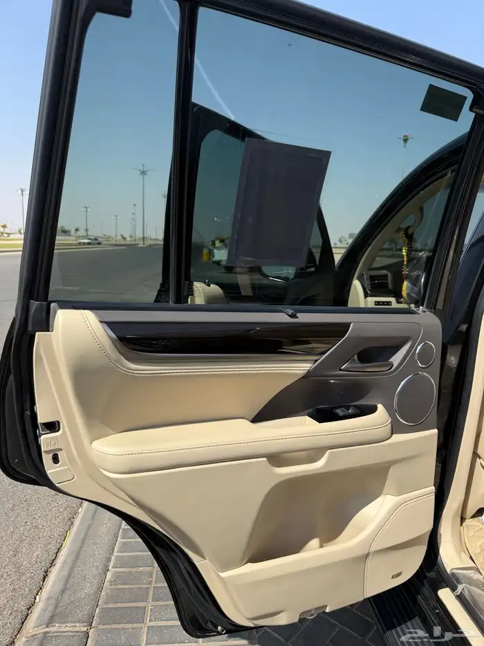 جيب لكزس 2020 فل كامل برجكتر نقط عمياء AD سعودي 16