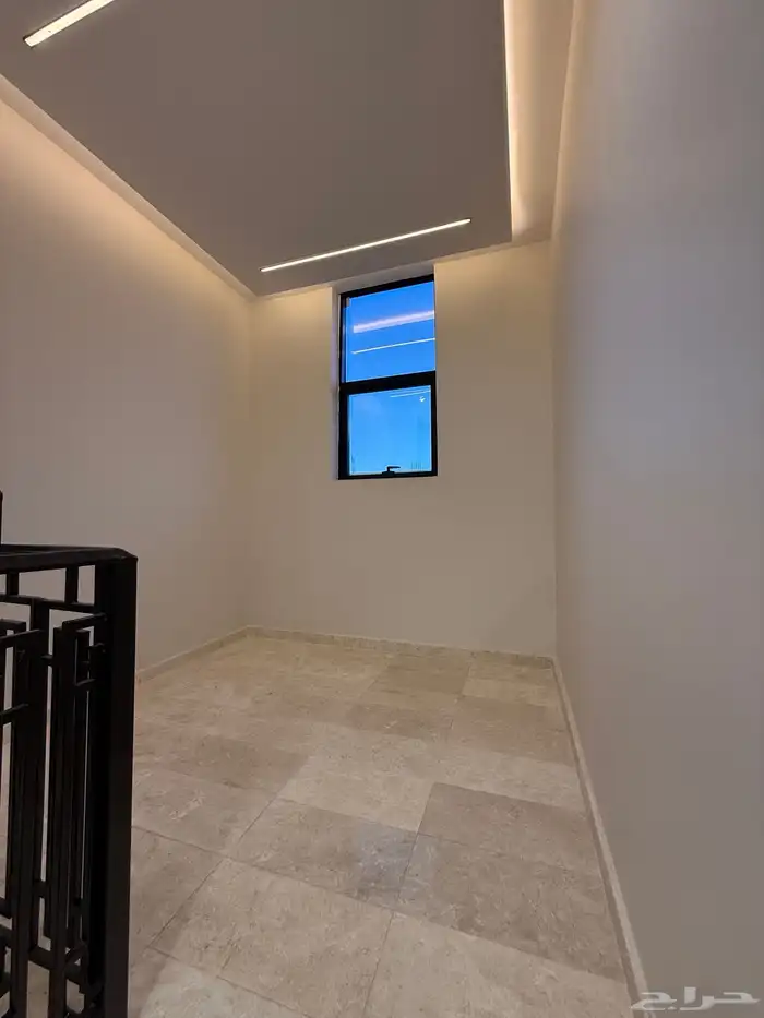 للبيع ارواف علويه بملحق وشقق ارضيه بغرفه مشب ابها حي الزهور 26