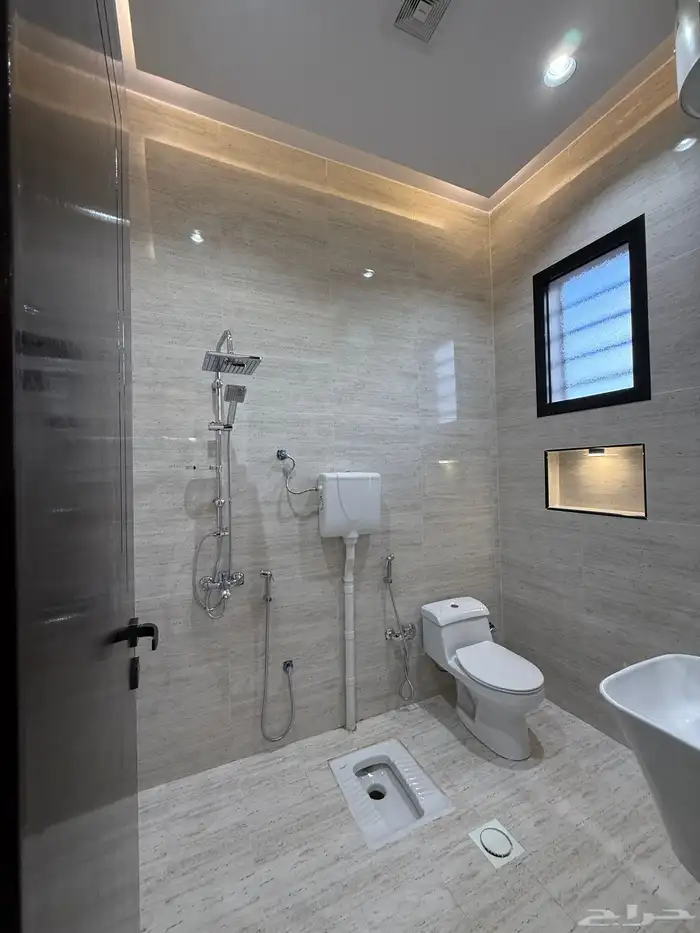 للبيع ارواف علويه بملحق وشقق ارضيه بغرفه مشب ابها حي الزهور 37