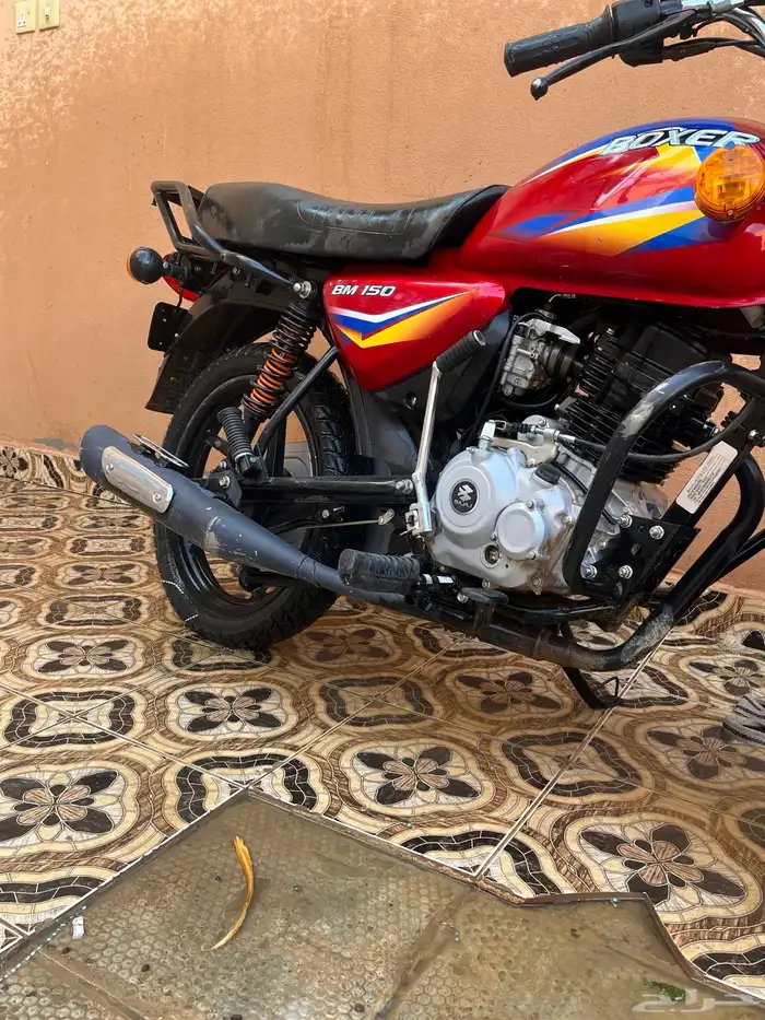 دراجه نارية من تصنيع شركة Bajaj Auto Ltd الهندية. 2