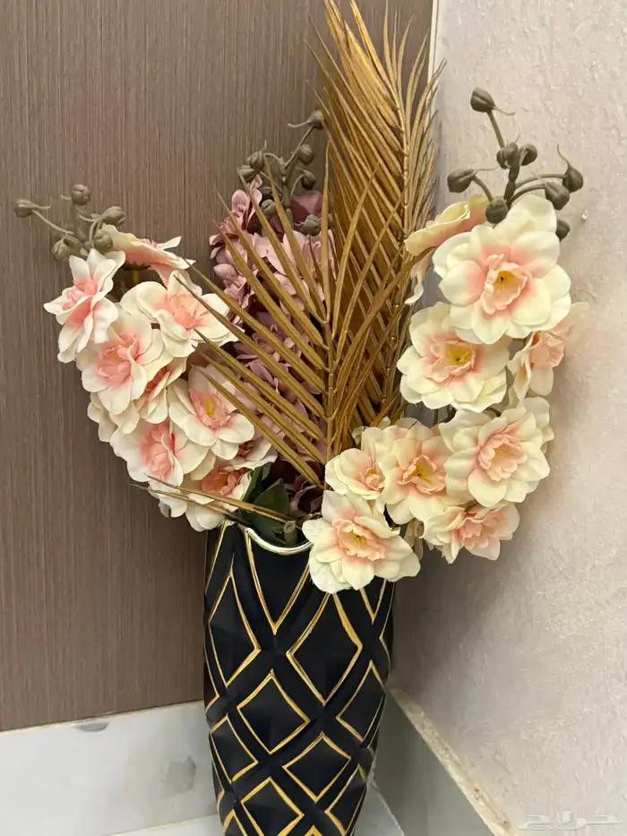 مزهريه مع الورد حجمها كبير تقريبا  50 0