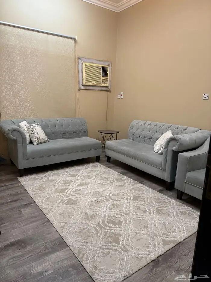 قطعتين كنب مع جلسة منفرده وزولية للبيع 0