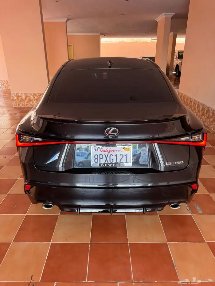 لكزس IS 350 F 2023 فل 11