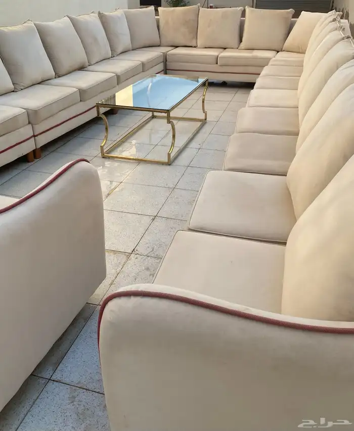 كنب اربعة في ستة كامل وطاولة وخداديات للبيع 0