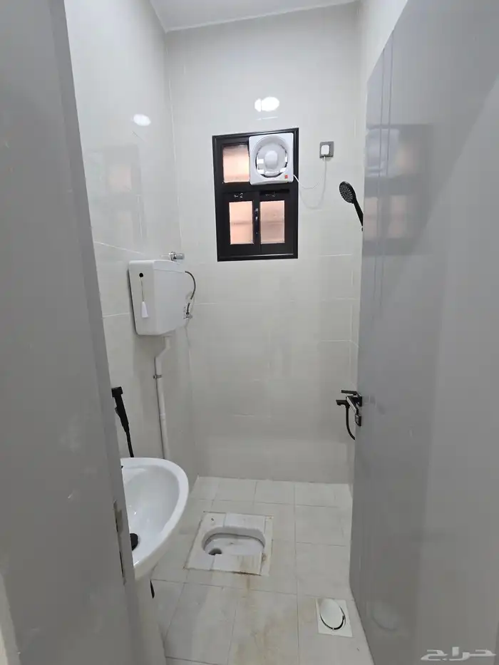 للبيع ررف دور وملحق 650 الف حوش ومدخل سياره 47