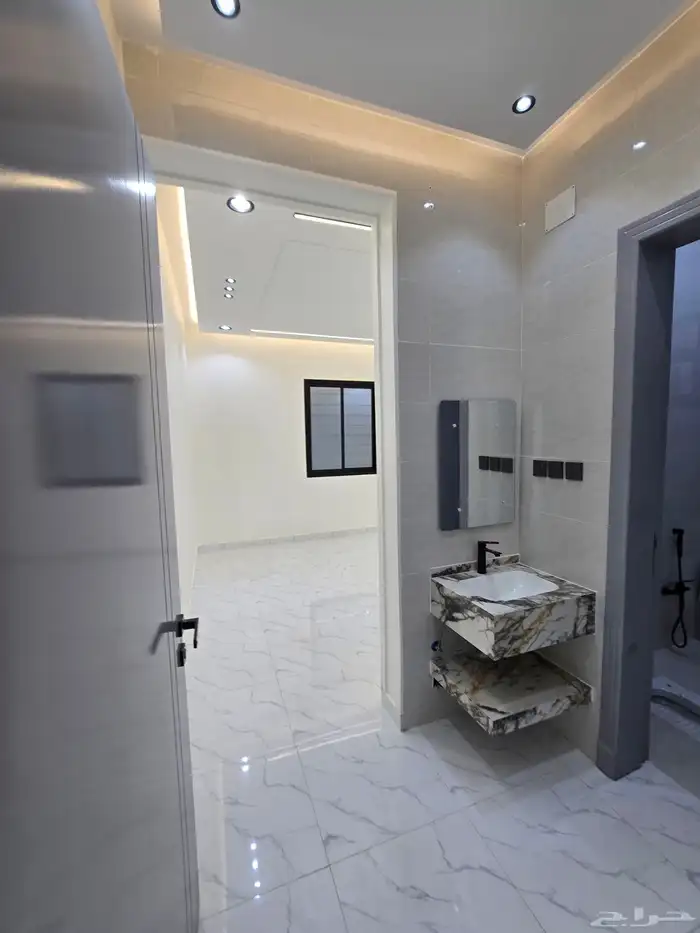 للبيع ررف دور وملحق 650 الف حوش ومدخل سياره 34