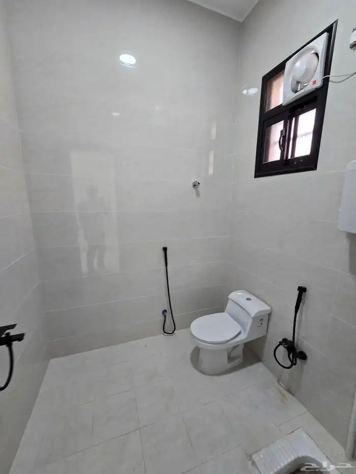 للبيع ررف دور وملحق 650 الف حوش ومدخل سياره 44