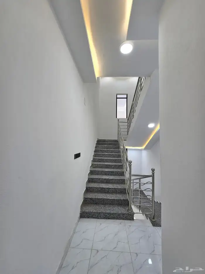 للبيع ررف دور وملحق 650 الف حوش ومدخل سياره 37