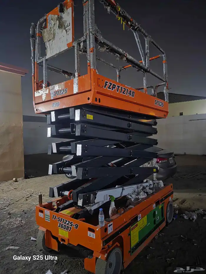 سيزرلفت للايجار رافعات مقصيه 12متر للايجار سيزرات لفت كهرباء 4