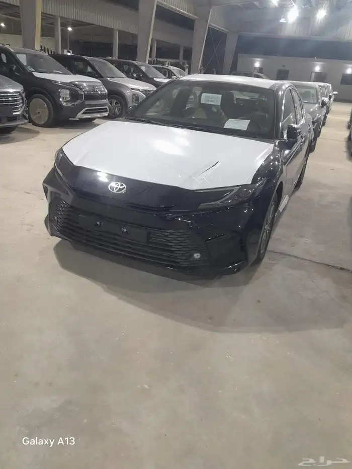 تويوتا كامرى E بنزين موديل 2025 اللون اسود 1