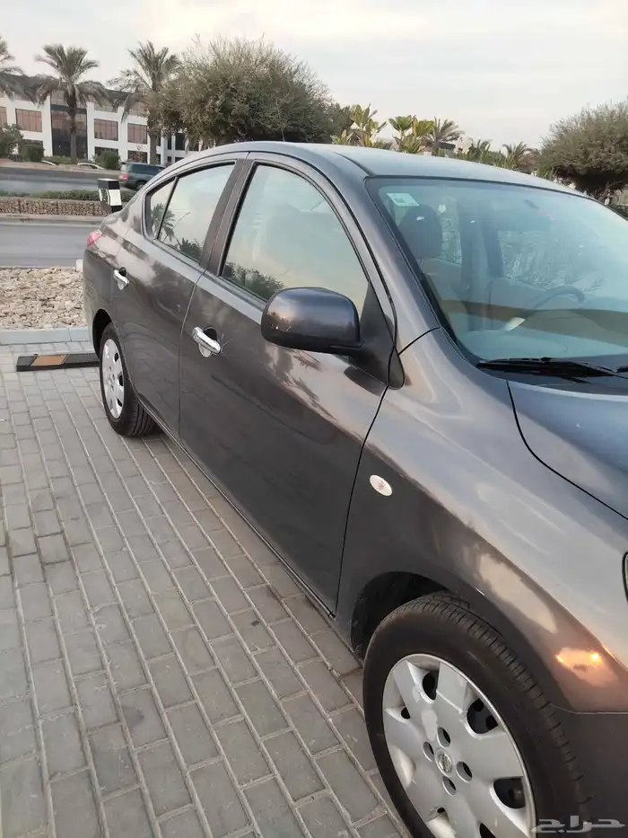 نيسان صني 2021 اللون رمادي 1