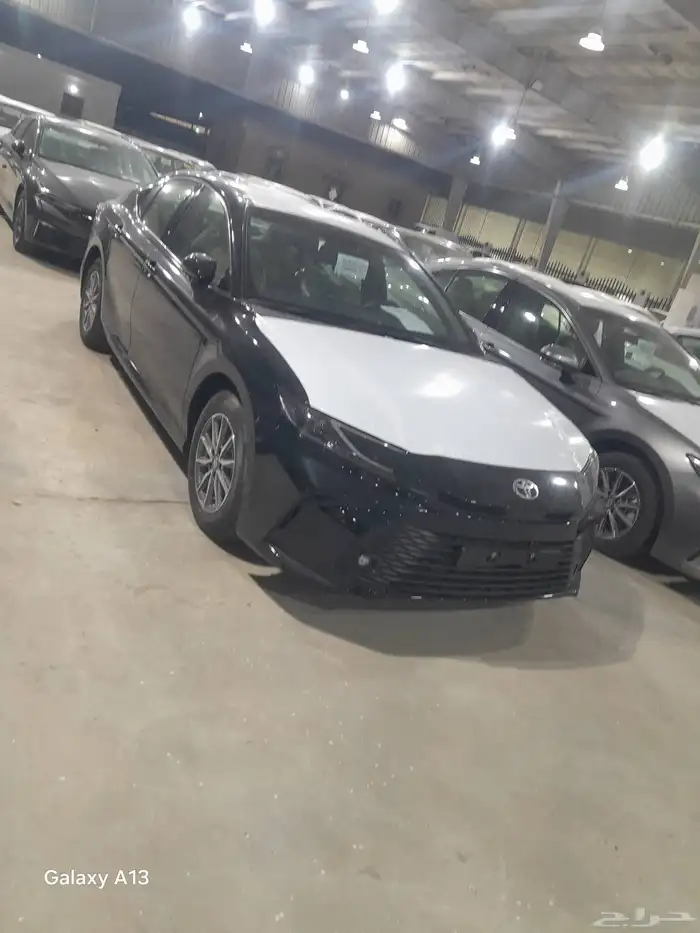 تويوتا كامرى E بنزين موديل 2025 اللون اسود 2