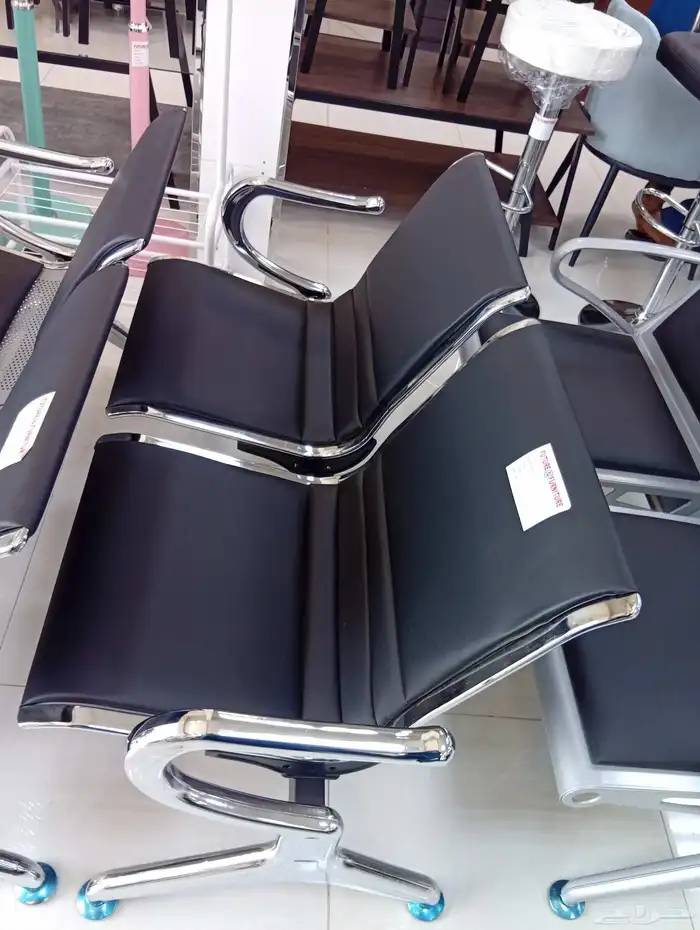 كرسي دوار جلد مكتبي و كرسي انتظار ثلاثي حديد و مكتب 11