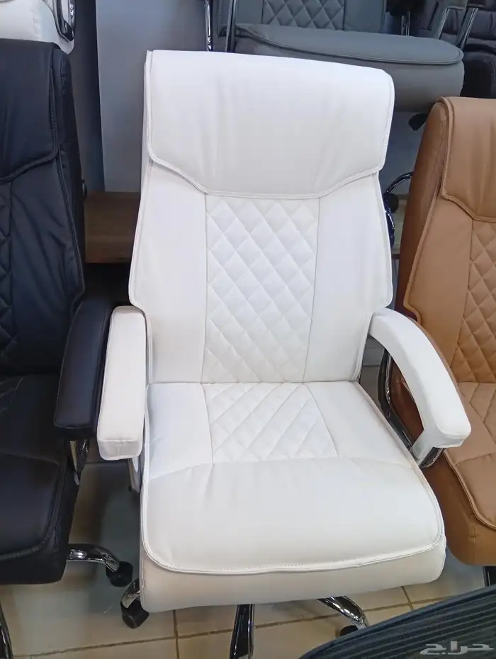 كرسي دوار جلد مكتبي و كرسي انتظار ثلاثي حديد و مكتب 5