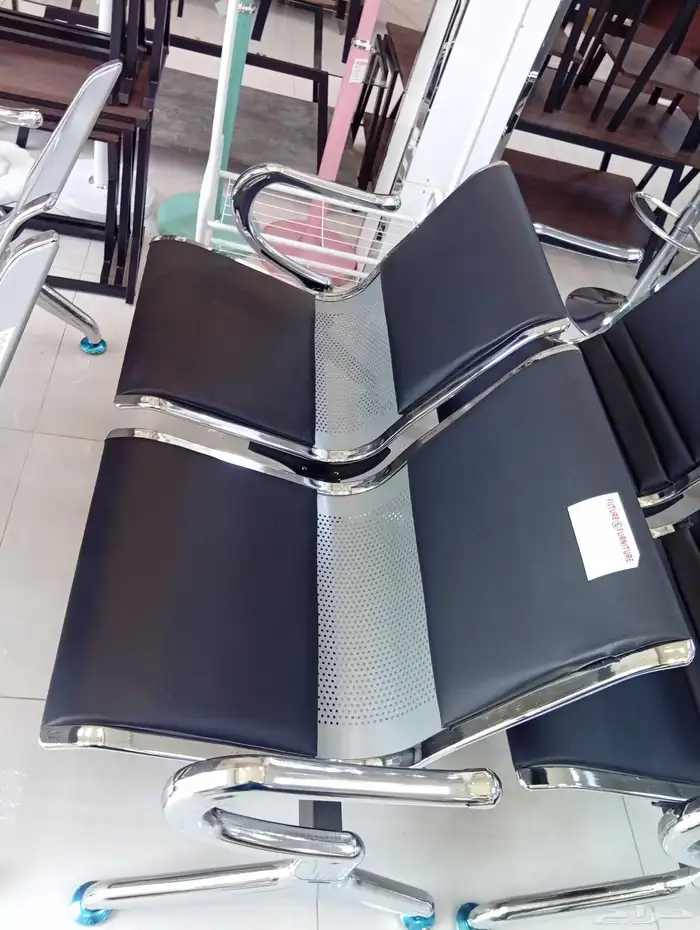 كرسي دوار جلد مكتبي و كرسي انتظار ثلاثي حديد و مكتب 12