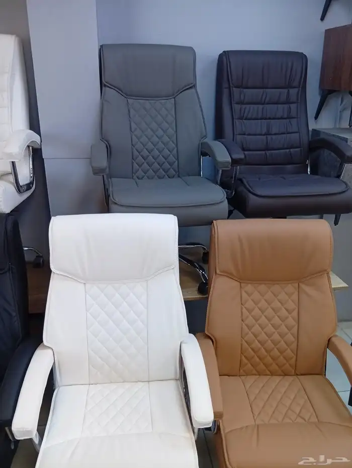 كرسي دوار جلد مكتبي و كرسي انتظار ثلاثي حديد و مكتب 2